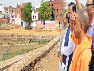 उत्तर प्रदेश के मुख्यमंत्री योगी आदित्यनाथ जी 19 मई, 2018 को जनपद इलाहाबाद में कुम्भ मेला क्षेत्र में कराए जा रहे निर्माण कार्यों का स्थलीय निरीक्षण करते हुए।