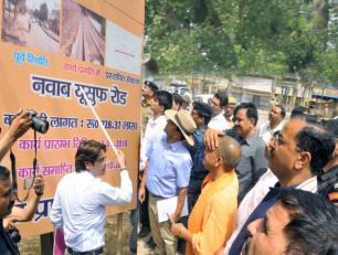 उत्तर प्रदेश के मुख्यमंत्री योगी आदित्यनाथ जी 19 मई, 2018 को जनपद इलाहाबाद में कुम्भ मेला क्षेत्र में कराए जा रहे निर्माण कार्यों का स्थलीय निरीक्षण करते हुए।