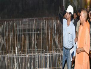 उत्तर प्रदेश के मुख्यमंत्री योगी आदित्यनाथ जी 19 मई, 2018 को जनपद वाराणसी में शनिवार देर रात निर्माणाधीन दीनदयाल कैंसर हॉस्पिटल के निर्माण कार्य का निरीक्षण करते हुए।