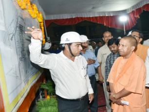 उत्तर प्रदेश के मुख्यमंत्री योगी आदित्यनाथ जी 19 मई, 2018 को जनपद वाराणसी में शनिवार देर रात निर्माणाधीन दीनदयाल कैंसर हॉस्पिटल के निर्माण कार्य का निरीक्षण करते हुए।