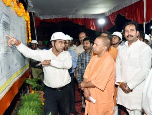 उत्तर प्रदेश के मुख्यमंत्री योगी आदित्यनाथ जी 19 मई, 2018 को जनपद वाराणसी में शनिवार देर रात निर्माणाधीन दीनदयाल कैंसर हॉस्पिटल के निर्माण कार्य का निरीक्षण करते हुए।