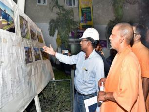 उत्तर प्रदेश के मुख्यमंत्री योगी आदित्यनाथ जी 19 मई, 2018 को जनपद वाराणसी में शनिवार देर रात निर्माणाधीन दीनदयाल कैंसर हॉस्पिटल के निर्माण कार्य का निरीक्षण करते हुए।