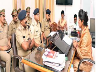 पुलिस अधिकारियों के साथ कानून व्यवस्था की समीक्षा करते हुए राज्यमंत्री स्वतंत्र प्रभार श्रीमती स्वाती सिंह।
