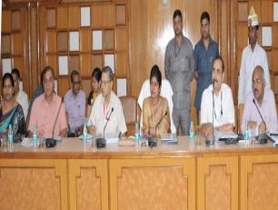 मा0 मंत्री स्वतंत्र प्रभार, श्रीमती स्वाती सिंह, दिनांक 24 मई 2018 को बापू भवन में मंडी समिति की समीक्षा बैठक करती हुईं।