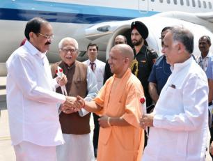 उत्तर प्रदेश के मुख्यमंत्री योगी आदित्यनाथ जी 26 मई, 2018 को अमौसी एयरपोर्ट, लखनऊ पर उप राष्ट्रपति श्री एम0 वेंकैया नायडू जी का स्वागत करते हुए। 