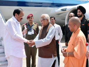 उत्तर प्रदेश के राज्यपाल श्री राम नाईक जी 26 मई, 2018 को अमौसी एयरपोर्ट, लखनऊ पर उप राष्ट्रपति श्री एम0 वेंकैया नायडू जी का स्वागत करते हुए। 