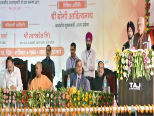 उत्तर प्रदेश के राज्यपाल श्री राम नाईक जी 26 मई, 2018 को लखनऊ में उत्तर प्रदेश विद्युत नियामक आयोग के नवनिर्मित ऊर्जा दक्ष भवन के लोकार्पण अवसर पर आयोजित कार्यक्रम को सम्बोधित करते हुए।