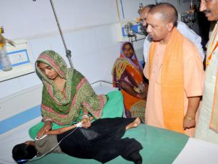 उत्तर प्रदेश के मा0 मुख्यमंत्री योगी आदित्यनाथ जी 03 जून 2018 को भदोही में अस्पताल का निरीक्षण करते हुए।	