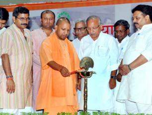 उत्तर प्रदेश के मुख्यमंत्री योगी आदित्यनाथ जी 9 जून 2018 को वाराणसी में ग्राम स्वराज अभियान कार्यक्रम में का दीप जलाकर शुभारम्भ करते हुए।	