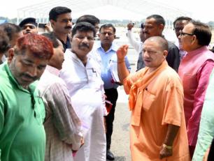 मा० मुख्यमंत्री योगी आदित्यनाथ जी 11 जुलाई 2018 को आजमगढ़ में आदरणीय प्रधानमंत्री जी के कार्यक्रम से पूर्व तैयारियों का निरीक्षण करते हुये।	