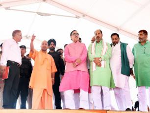 मा० मुख्यमंत्री योगी आदित्यनाथ जी 11 जुलाई 2018 को आजमगढ़ में आदरणीय प्रधानमंत्री जी के कार्यक्रम से पूर्व तैयारियों का निरीक्षण करते हुये।	