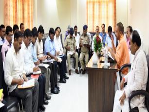 मा० मुख्यमंत्री योगी आदित्यनाथ जी 11 जुलाई 2018 को आजमगढ़ में आदरणीय प्रधानमंत्री जी के कार्यक्रम से पूर्व अधिकारियों के साथ तैयारियों के संबंध में बैठक करते हुये।	