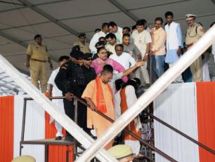 मा० मुख्यमंत्री योगी आदित्यनाथ जी 11 जुलाई 2018 को मिर्जापुर में आदरणीय प्रधानमंत्री जी के कार्यक्रम से पूर्व तैयारियों का निरीक्षण करते हुये।	