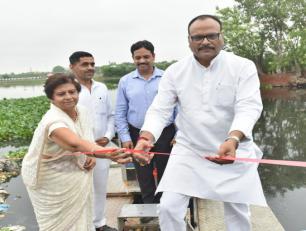 श्री पाठक ने आज कुड़िया ााट पर गोमती नदी की सफाई हेतु एम्वियन ट्रैश स्कीमर मशीन का शुभारम्भ करते हुए।