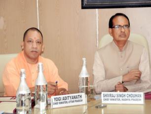 उत्तर प्रदेश के मुख्यमंत्री योगी आदित्यनाथ जी 12 जुलाई, 2018 को नई दिल्ली में कृषि एवं मनरेगा के सम्बन्ध में नीति आयोग की उपसमिति की पहली बैठक के दौरान। साथ में हैं मध्य प्रदेश के मुख्यमंत्री श्री शिवराज सिंह चैहान।