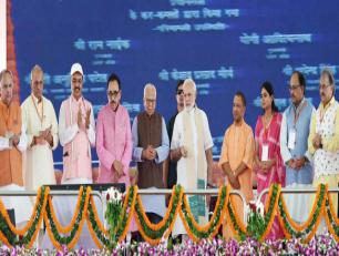 प्रधानमंत्री श्री नरेन्द्र मोदी जी 15 जुलाई, 2018 को जनपद मीरजापुर में विभिन्न विकास परियोजनाओं का लोकार्पण एवं शिलान्यास करते हुए। साथ में हैं, राज्यपाल श्री राम नाईक जी एवं मुख्यमंत्री योगी आदित्यनाथ जी।