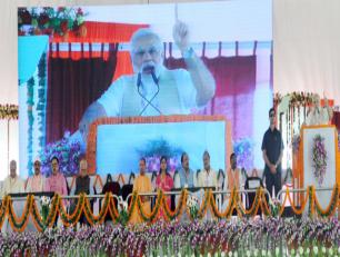 प्रधानमंत्री श्री नरेन्द्र मोदी जी 15 जुलाई, 2018 को जनपद मीरजापुर में विभिन्न विकास परियोजनाओं के लोकार्पण एवं शिलान्यास कार्यक्रम को सम्बोधित करते हुए। 