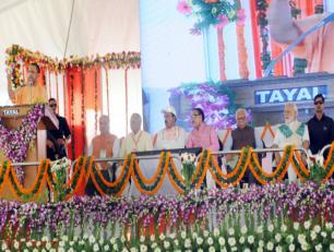 उत्तर प्रदेश के मुख्यमंत्री योगी आदित्यनाथ जी 15 जुलाई, 2018 को जनपद मीरजापुर में विभिन्न विकास परियोजनाओं के लोकार्पण एवं शिलान्यास कार्यक्रम को सम्बोधित करते हुए।