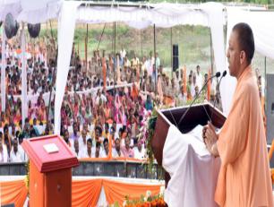 उत्तर प्रदेश के मुख्यमंत्री योगी आदित्यनाथ जी 15 जुलाई, 2018 को जनपद गोरखपुर के नवसृजित ब्लाॅक भरोहिया के कार्यालय भवन के शिलान्यास कार्यक्रम को सम्बोधित करते हुए।