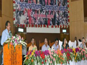 प्रो. एस.पी. सिंह बघेल ‘‘भूजल सप्ताह‘‘ पर गोमती नगर स्थित इन्दिरा गांधी प्रतिष्ठान में आयोजित ‘राज्य स्तरीय समारोह‘ को संबोधित करते हुए।