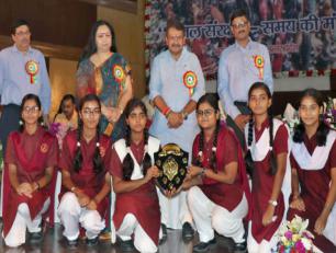 आंचलिक विज्ञान नगरी, लखनऊ में राज्य स्तरीय समारोह पर आयोजित विभिन्न कार्यक्रमों एवं प्रतियोगिताओं के विजेता छात्र-छात्राओं को कैबिनेट मंत्री प्रो. बघेल पुरस्कार वितरित करते हुए।