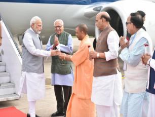 भारत के प्रधानमंत्री श्री नरेन्द्र मोदी जी के 28 जुलाई, 2018 को लखनऊ आगमन पर उत्तर प्रदेश के मुख्यमंत्री योगी आदित्यनाथ जी अमौसी एयरपोर्ट पर उनका स्वागत करते हुए। साथ में हैं राज्यपाल श्री राम नाईक जी और केन्द्रीय गृह मंत्री श्री राजनाथ सिंह जी।