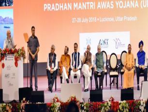 प्रधानमंत्री श्री नरेन्द्र मोदी जी 28 जुलाई, 2018 को लखनऊ में प्रधानमंत्री आवास योजना शहरी, अमृत योजना एवं स्मार्ट सिटी मिशन की तीसरी वर्षगांठ के अवसर पर आयोजित समारोह को सम्बोधित करते हुए।