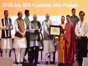 प्रधानमंत्री श्री नरेन्द्र मोदी जी 28 जुलाई, 2018 को लखनऊ में प्रधानमंत्री आवास योजना शहरी, अमृत योजना एवं स्मार्ट सिटी मिशन की तीसरी वर्षगांठ के अवसर पर पुरस्कार प्रदान करते हुए।