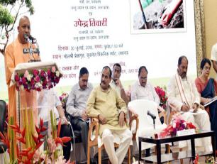 उत्तर प्रदेश के मुख्यमंत्री योगी आदित्यनाथ जी 30 जुलाई, 2018 को लखनऊ में ‘वृहद वृक्षारोपण-2018’ के समीक्षा कार्यक्रम को सम्बोधित करते हुए।