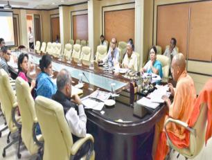 उत्तर प्रदेश के मुख्यमंत्री योगी आदित्यनाथ जी 30 जुलाई, 2018 को शास्त्री भवन, लखनऊ में खनन पट्टों के आवंटन, पर्यावरणीय क्लीयरेन्स एवं खनन प्रारम्भ होने तक की प्रक्रिया की समीक्षा से सम्बन्धित प्रस्तुतिकरण के अवसर पर।