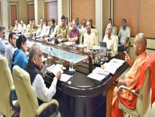 उत्तर प्रदेश के मुख्यमंत्री योगी आदित्यनाथ जी 30 जुलाई, 2018 को शास्त्री भवन, लखनऊ में बाढ़ की स्थिति और तैयारियों की समीक्षा बैठक करते हुए।