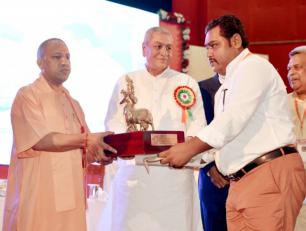 उत्तर प्रदेश के मुख्यमंत्री योगी आदित्यनाथ जी दिनांक 06 अगस्त, 2018 को लखनऊ में गोकुल पुरस्कार वर्ष 2017-18 के वितरण समारोह में श्री वरूण सिंह को प्रथम पुरस्कार प्रदान करते हुए।