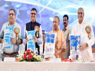 उत्तर प्रदेश के मुख्यमंत्री योगी आदित्यनाथ जी दिनांक 06 अगस्त, 2018 को लखनऊ में गोकुल पुरस्कार वितरण समारोह के दौरान फाॅर्टीफाइड ‘पराग’ मिल्क का शुभारम्भ करते हुए।