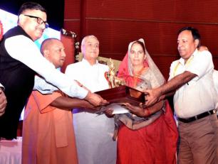 उत्तर प्रदेश के मुख्यमंत्री योगी आदित्यनाथ जी दिनांक 06 अगस्त, 2018 को लखनऊ में गोकुल पुरस्कार वर्ष 2017-18 के वितरण समारोह में श्रीमती कुसुम को द्वितीय पुरस्कार प्रदान करते हुए।