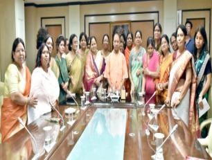 मुख्यमंत्री योगी आदित्यनाथ जी से 6 अगस्त, 2018 को शास्त्री भवन, लखनऊ में उत्तर प्रदेश राज्य महिला आयोग की नवनियुक्त सदस्यों ने भेंट की।