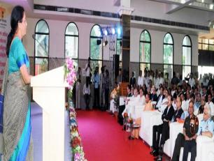 केन्द्रीय रक्षा मंत्री श्रीमती निर्मला सीतारमण 11 अगस्त, 2018 को जनपद अलीगढ़ में उत्तर प्रदेश डिफेन्स इण्डस्ट्रियल कॉरिडोर इन्वेस्टर्स समिट को सम्बोधित करते हुए।