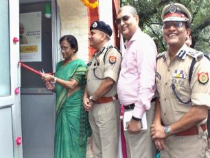 महिला कल्याण मंत्री प्रो0 रीता बहुगुणा जोशी जी0आर0पी0 लाइन्स में कौशल प्रशिक्षण केन्द्र का उद्घाटन करती हुई