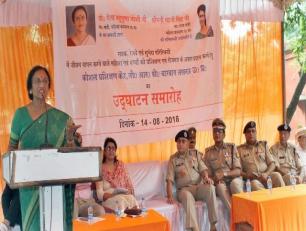 महिला कल्याण मंत्री प्रो0 रीता बहुगुणा जोशी जी0आर0पी0 लाइन्स में कौशल प्रशिक्षण केन्द्र में अपने विचार व्यक्त करती हुई