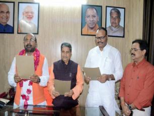 सहकारिता मंत्री मुकुट बिहारी वर्मा व न्याय मंत्री ब्रजेश पाठक की उपस्थिति में पद भार ग्रहण करने के बाद श्री वीरेन्द्र तिवारी संकल्प लेते हुए