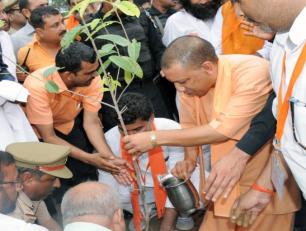 उत्तर प्रदेश के मुख्यमंत्री योगी आदित्यनाथ जी 14 अगस्त, 2018 को तपसी धाम, बस्ती में पौधा रोपित करते हुए।