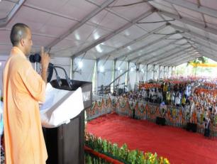 उत्तर प्रदेश के मुख्यमंत्री योगी आदित्यनाथ जी 14 अगस्त, 2018 को तपसी धाम, बस्ती में पर्यटन विभाग के कार्यों के शिलान्यास अवसर पर आयोजित कार्यक्रम को सम्बोधित करते हुए।