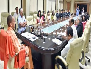 मुख्यमंत्री योगी आदित्यनाथ जी 14 अगस्त, 2018 को शास्त्री भवन, लखनऊ में भारतीय प्रशासनिक सेवा के प्रशिक्षु अधिकारियों को सम्बोधित करते हुए।