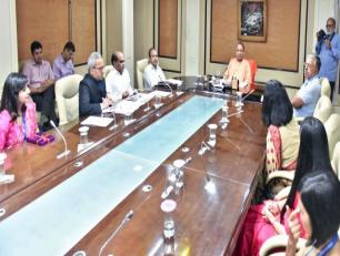 मुख्यमंत्री योगी आदित्यनाथ जी 14 अगस्त, 2018 को शास्त्री भवन, लखनऊ में भारतीय प्रशासनिक सेवा के प्रशिक्षु अधिकारियों को सम्बोधित करते हुए।