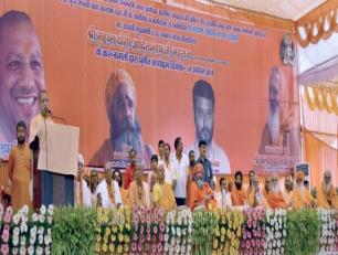 उत्तर प्रदेश के मुख्यमंत्री योगी आदित्यनाथ जी 14 अगस्त, 2018 को उदासीन संगत ऋषि आश्रम, अयोध्या में नवनिर्मित श्री नारायण गौशाला के लोकार्पण अवसर पर आयोजित कार्यक्रम को सम्बोधित करते हुए।