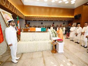 उत्तर प्रदेश के मुख्यमंत्री योगी आदित्यनाथ जी 17 अगस्त, 2018 को नई दिल्ली में पूर्व प्रधानमंत्री स्व0 अटल बिहारी वाजपेयी जी के पार्थिव शरीर पर पुष्पचक्र अर्पित कर श्रद्धांजलि देते हुए।