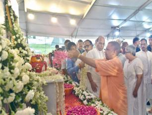 उत्तर प्रदेश के मुख्यमंत्री योगी आदित्यनाथ जी 23 अगस्त, 2018 को झूलेलाल पार्क, लखनऊ में पूर्व प्रधानमंत्री स्व0 अटल बिहारी वाजपेयी जी के प्रति श्रद्धांजलि अर्पित करते हुए।