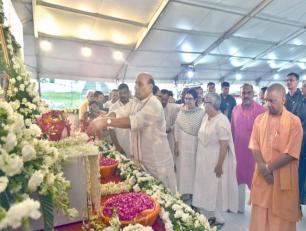 उत्तर प्रदेश के राज्यपाल श्री राम नाईक जी, केन्द्रीय गृह मंत्री श्री राजनाथ सिंह जी, मुख्यमंत्री योगी आदित्यनाथ जी 23 अगस्त, 2018 को झूलेलाल पार्क, लखनऊ में पूर्व प्रधानमंत्री स्व0 अटल बिहारी वाजपेयी जी की गोमती नदी में अस्थि विसर्जन के अवसर पर।