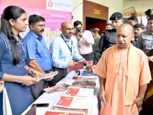 मा0 मुख्यमंत्री योगी आदित्यनाथ जी 25 अगस्त 2018 को साइंटिफिक कन्वेंशन सेंन्टर के0जी0एम0यू0 उ0प्र0 लखनऊ में राज्य पोषण मिशन अभियान कार्यक्रम के अवसर पर प्रदर्शनी का अवलोकन करते हुए