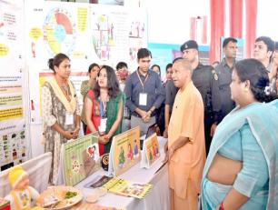मा0 मुख्यमंत्री योगी आदित्यनाथ जी 25 अगस्त 2018 को साइंटिफिक कन्वेंशन सेंन्टर के0जी0एम0यू0 उ0प्र0 लखनऊ में राज्य पोषण मिशन अभियान कार्यक्रम के अवसर पर प्रदर्शनी का अवलोकन करते हुए