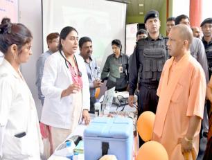 मा0 मुख्यमंत्री योगी आदित्यनाथ जी 25 अगस्त 2018 को साइंटिफिक कन्वेंशन सेंन्टर के0जी0एम0यू0 उ0प्र0 लखनऊ में राज्य पोषण मिशन अभियान कार्यक्रम के अवसर पर प्रदर्शनी का अवलोकन करते हुए